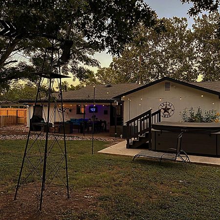 Bayer Guest Haus-Hot Tub And Fire Pit Villa Fredericksburg Exterior photo