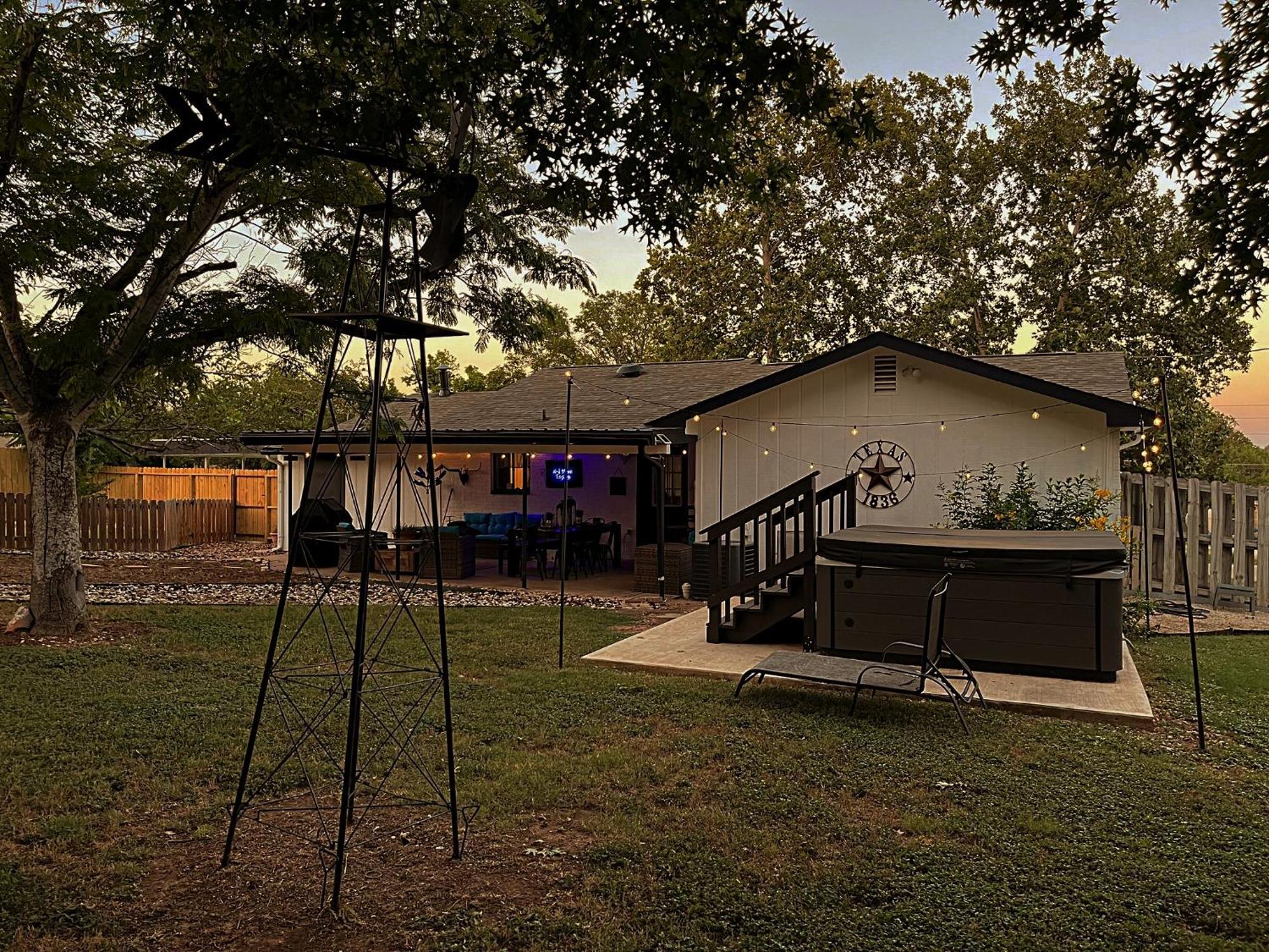 Bayer Guest Haus-Hot Tub And Fire Pit Villa Fredericksburg Exterior photo